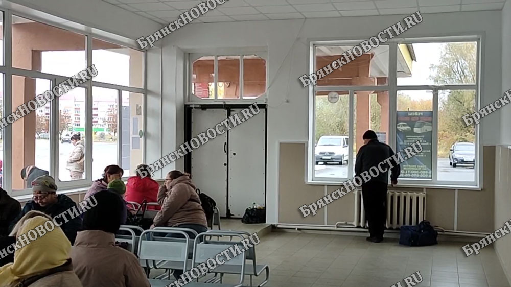 Денег на ремонт автовокзала в Новозыбкове пока хватило на парадную группу