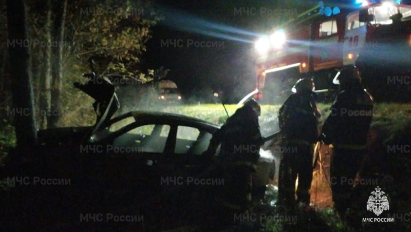 Человек пострадал сегодня ночью в Брянской области, автомобиль полностью сгорел
