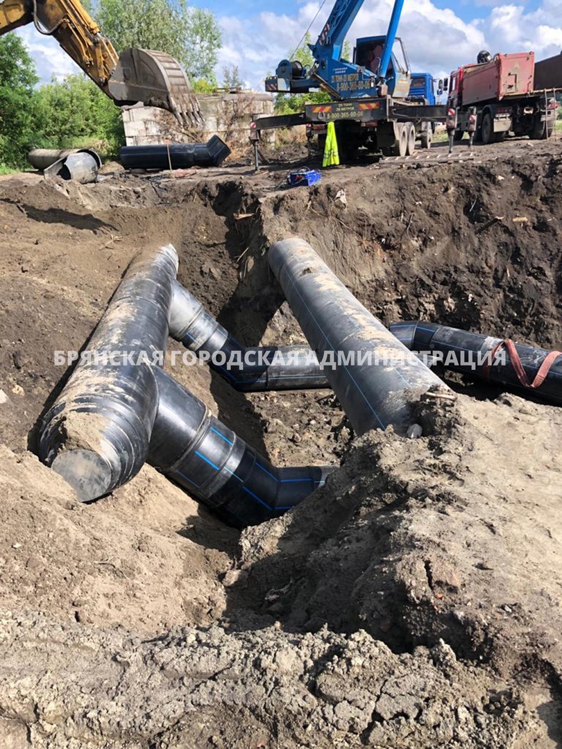 В Брянске железные трубы канализационных коллекторов меняют на пластиковые