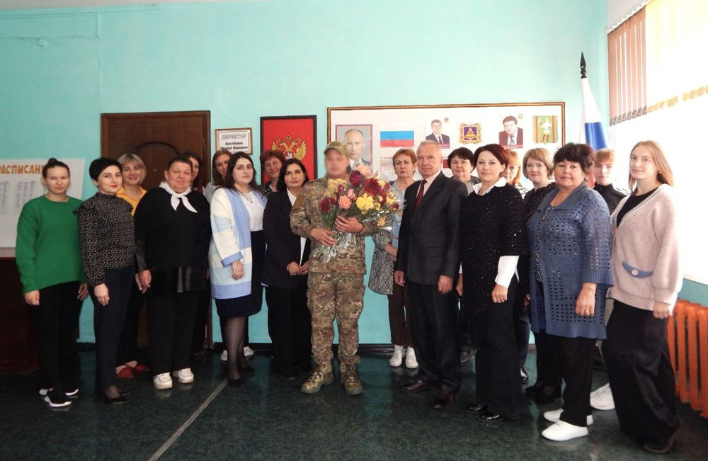 В родную школу в брянском поселке пришел участник СВО в День Учителя