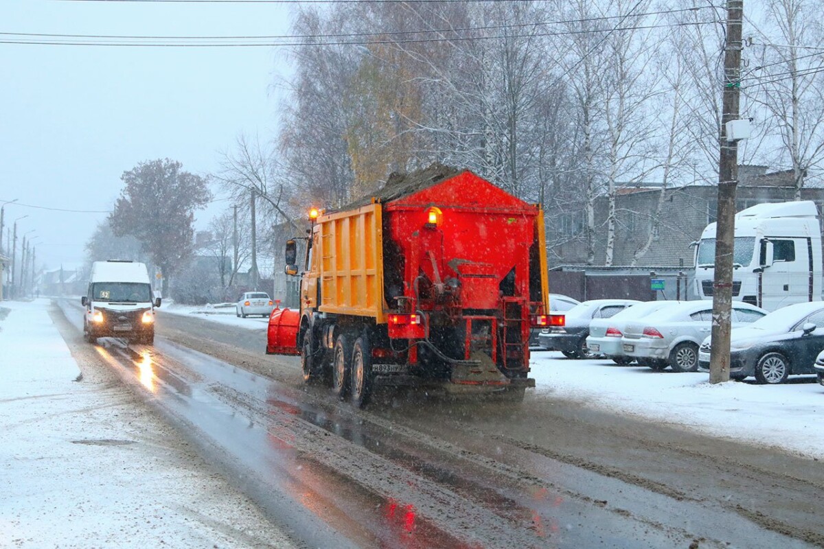 Обещанный снегопад начался ночью и продолжился днем в Брянске