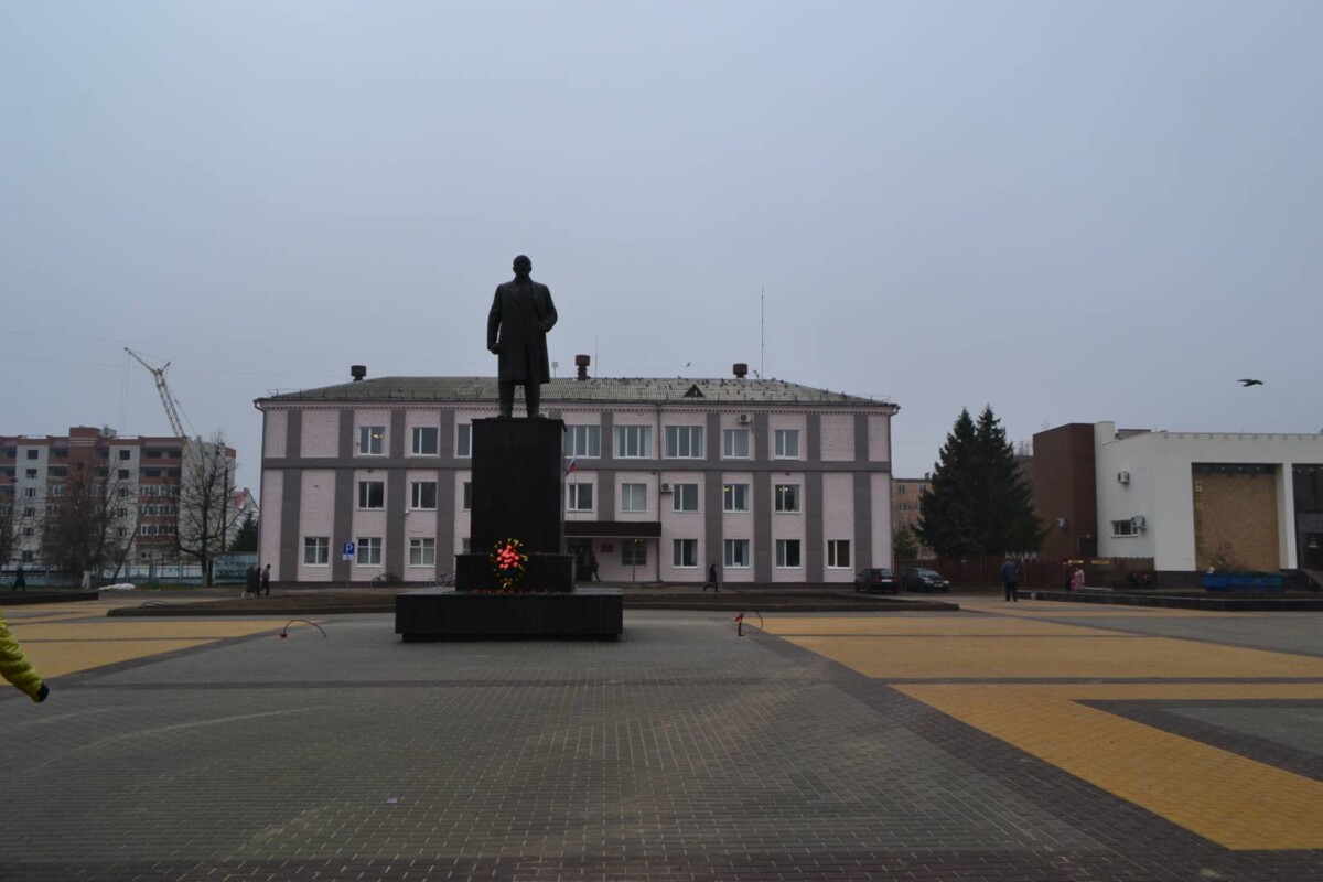 Подрядчик не смог отремонтировать площадь в Карачеве