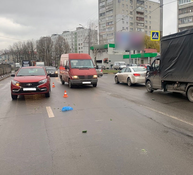 В Брянске сбитую на переходе женщину госпитализировали с многочисленными переломами