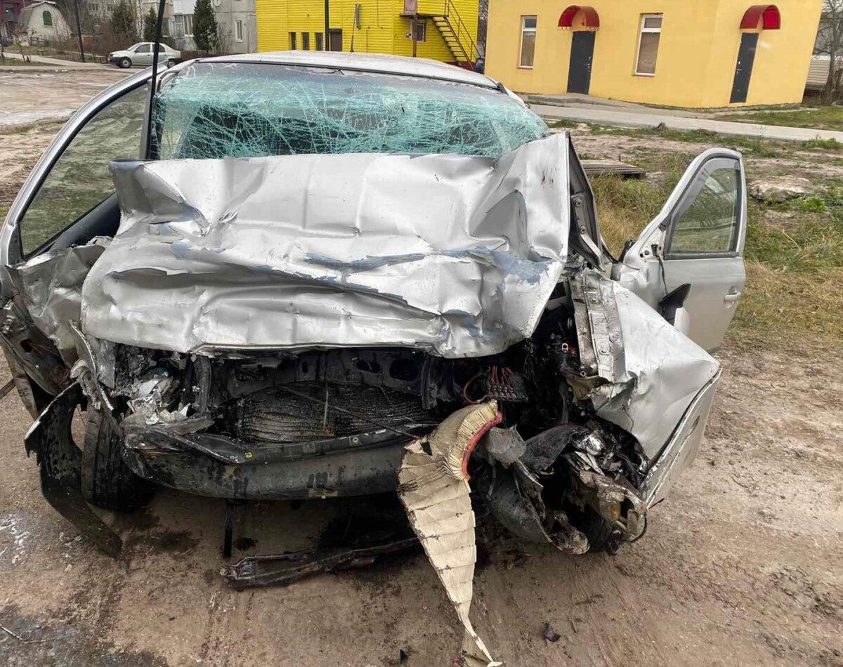 Водитель легковушки госпитализирован в Брянской области после столкновения с фурой