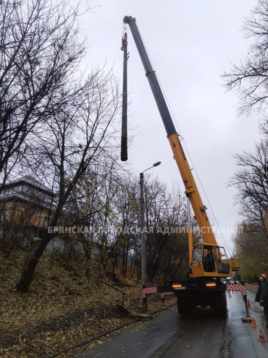 Дорожное управление меняет в Брянске аварийные электропоры