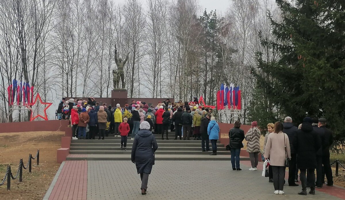 «Воин с ребенком» предстал в полном величии, как и следует солдату-освободителю