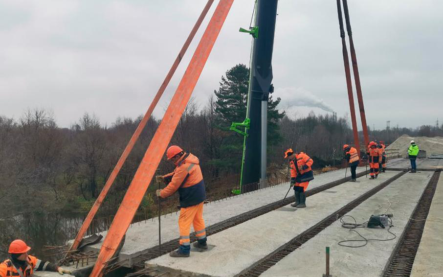 На мосту через реку Болва в Брянской области уложены все балки