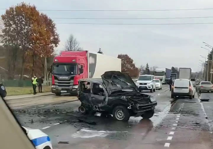 Niva сгорела после удара иномарки в тройном ДТП в Брянской области