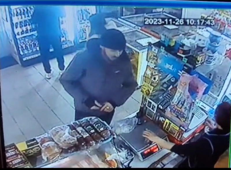 В Брянске разыскивается расплатившийся в магазине чужой банковской картой