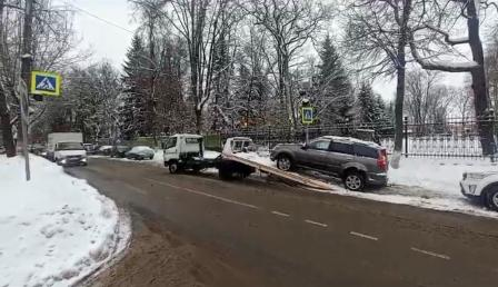 По жалобе родителей в Брянске эвакуирован автомобиль