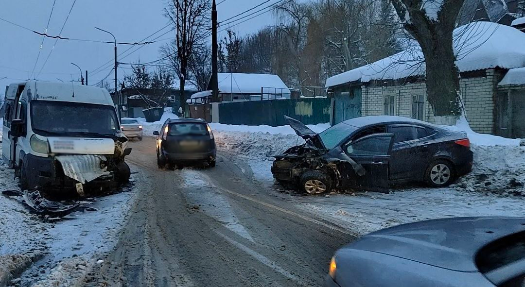 В Брянске маршрутка попала в дорожную аварию