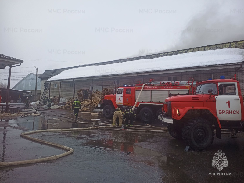 В брянском Супонево горят складские помещения