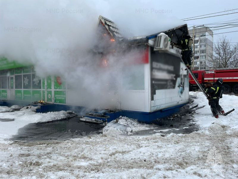 В Брянске сгорел блок торговых павильонов