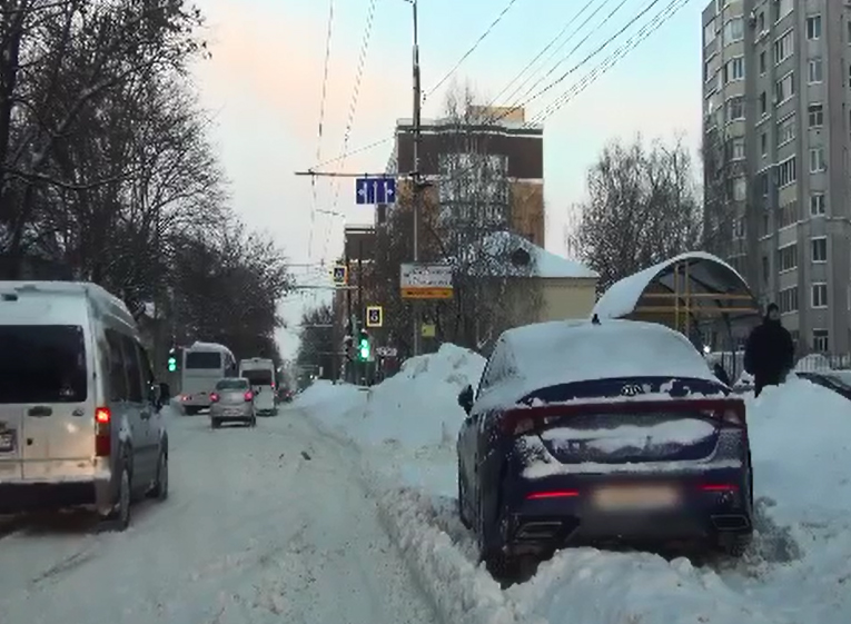 Оштрафован водитель, припарковавший автомобиль у остановки в Брянске