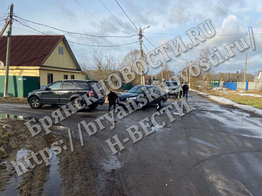 В Злынке на перекрестке столкнулись две машины