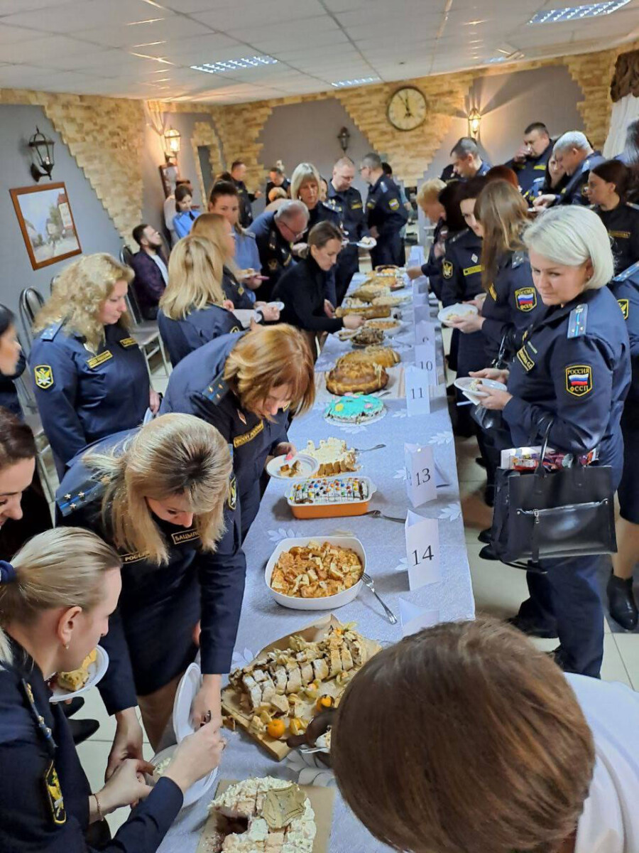 Приставы Брянской области провели благотворительный праздник в честь Дня пирога