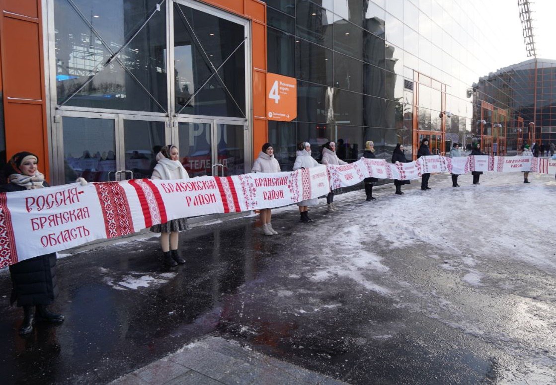 Старенький, но уникальный рушник развернули на выставке Брянской области