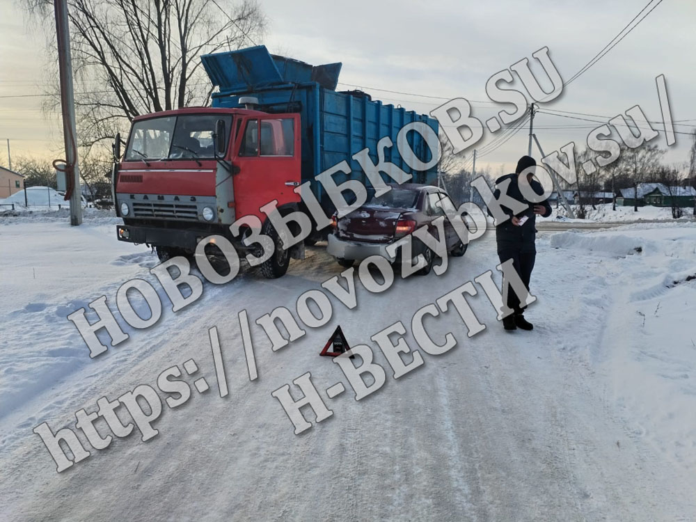 Отечественная легковушка подставила бок под грузовик в Новозыбковском районе