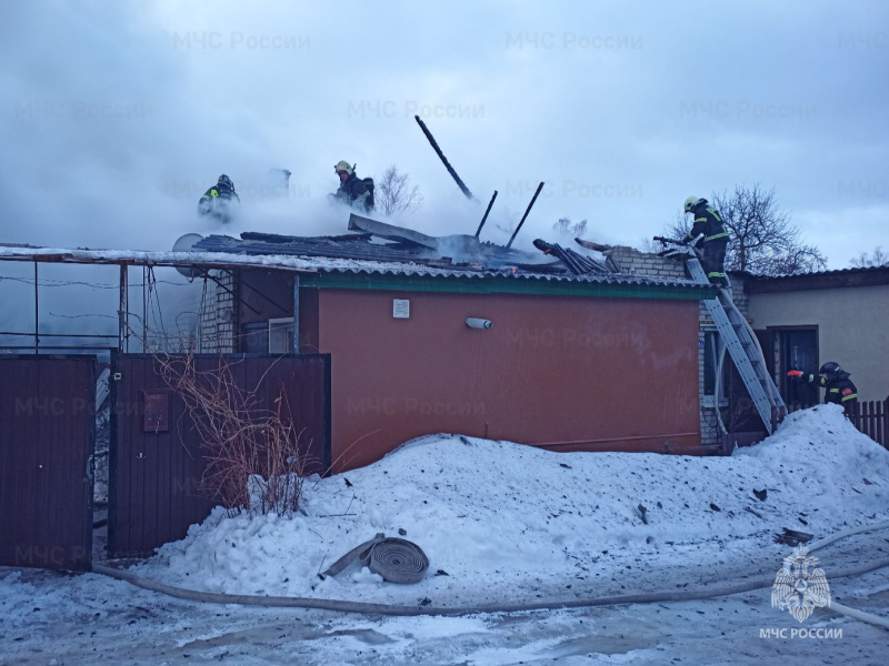 В Брянске утром сгорел жилой дом