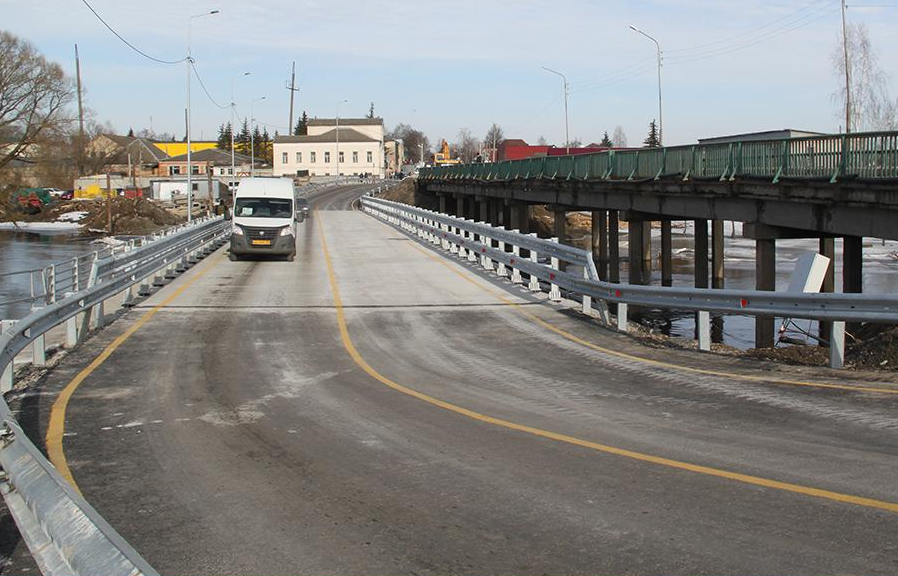 В Почепе открыли движение по временному мосту через реку Судость