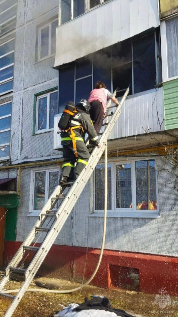 В Дубровке Брянской области пожарные спасли хозяйку квартиры