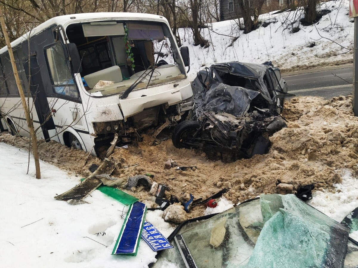 На автомобиле из смертельного ДТП с автобусом под Трубчевском были разные шины