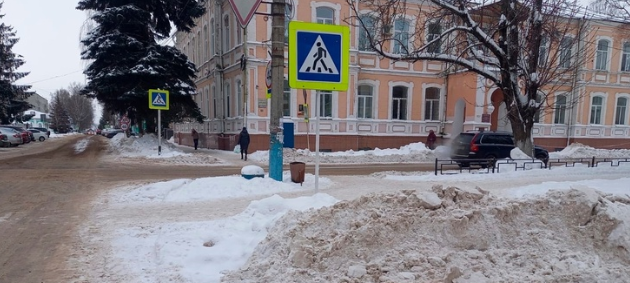В Трубчевске прокуратура помогла очистить улицы от снежных гор и накатов