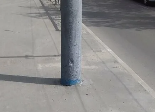 Столб в центре тротуара в Брянске привлёк внимание прокуратуры