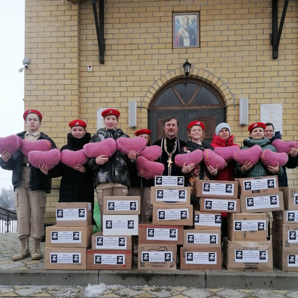 Школьники из Брянской области написали письма и изготовили подушки в виде сердец для воинов СВО
