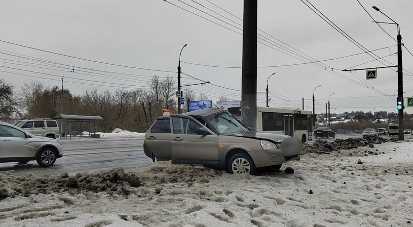 Водитель попал в реанимацию после столкновения с электроопорой в Брянске