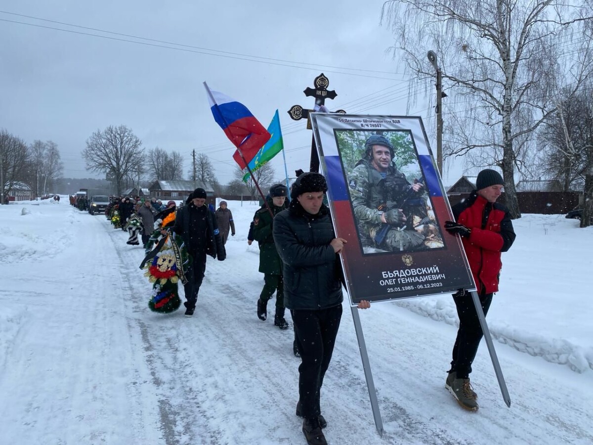 Погибшего в ходе СВО на Украине добровольца похоронили в Навле с воинскими почестями