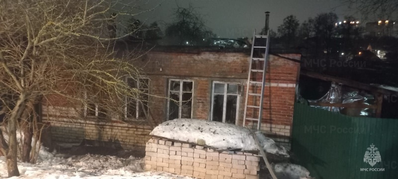 В Брянске сегодня ночью сгорел частный жилой дом