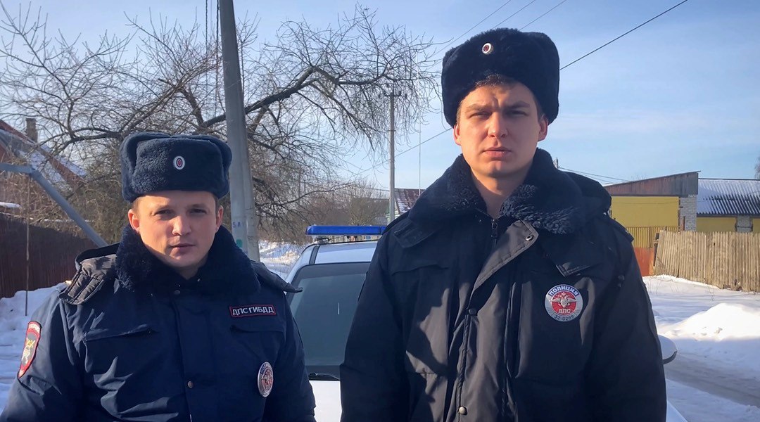 Сотрудники ДПС из Трубчевска помогли владельцу застрявшего авто