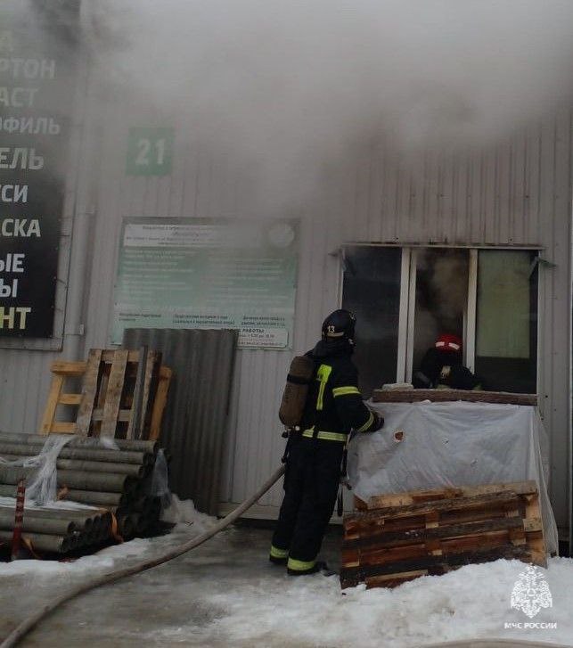 В Брянске загорелся магазин