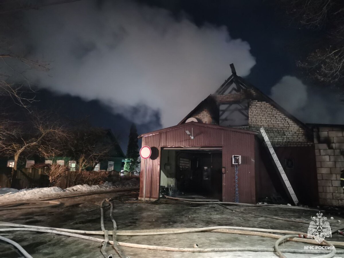 В Брянске пожарные ликвидировали пожар в гаражах на площади 150 квадратных метра