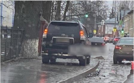 В Брянске оштрафован припарковавшийся на тротуаре водитель