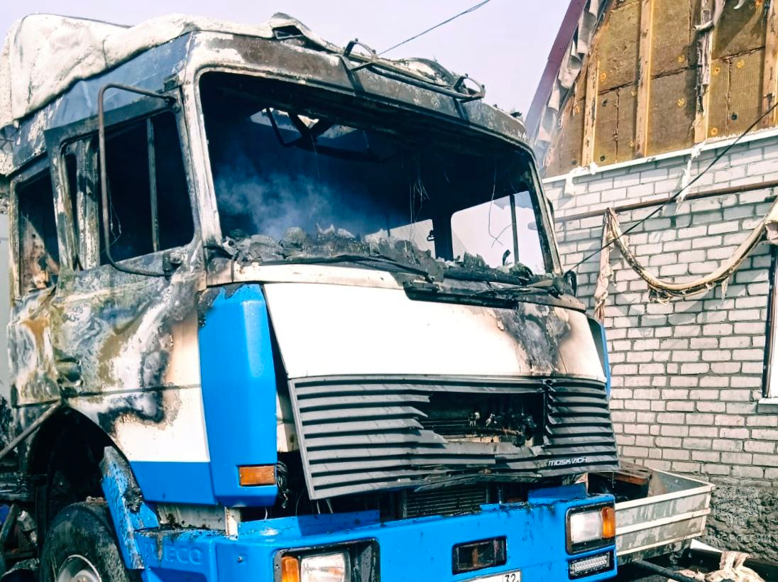 В брянском Супонево пожарные ликвидировали возгорание в грузовом автомобиле