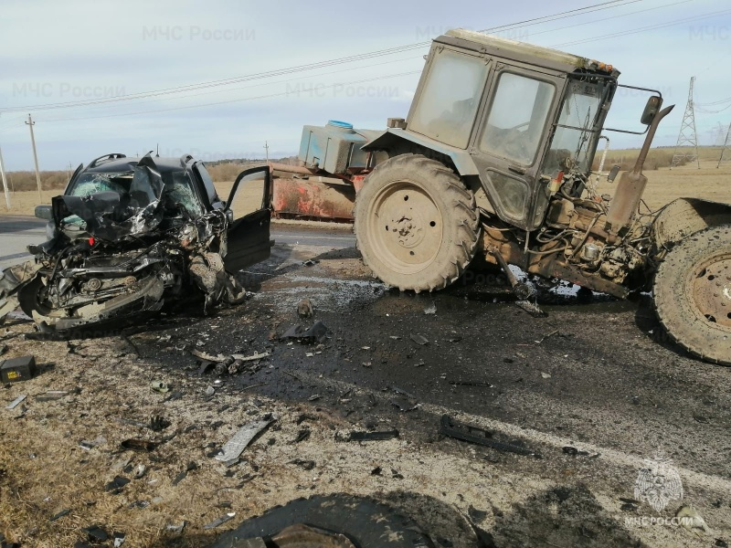 Две легковушки и трактор столкнулись в Жирятинском районе Брянской области