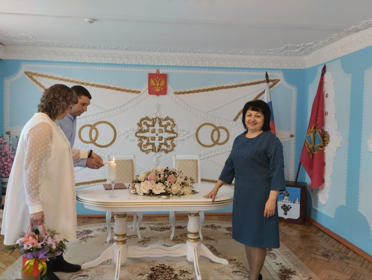 В ЗАГСе Карачева зажгли символ семьи и брака