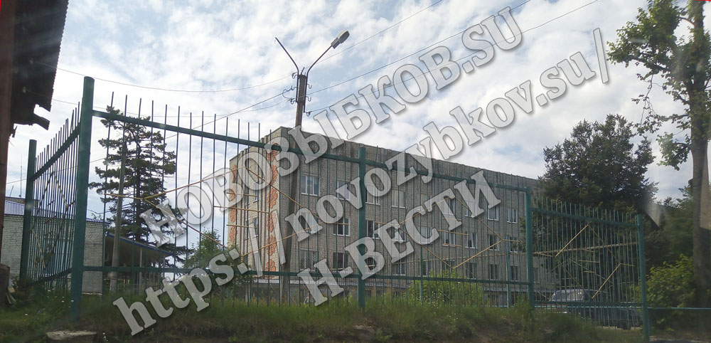 Капитальный ремонт ограждения ЦРБ в Новозыбкове продлится до конца года
