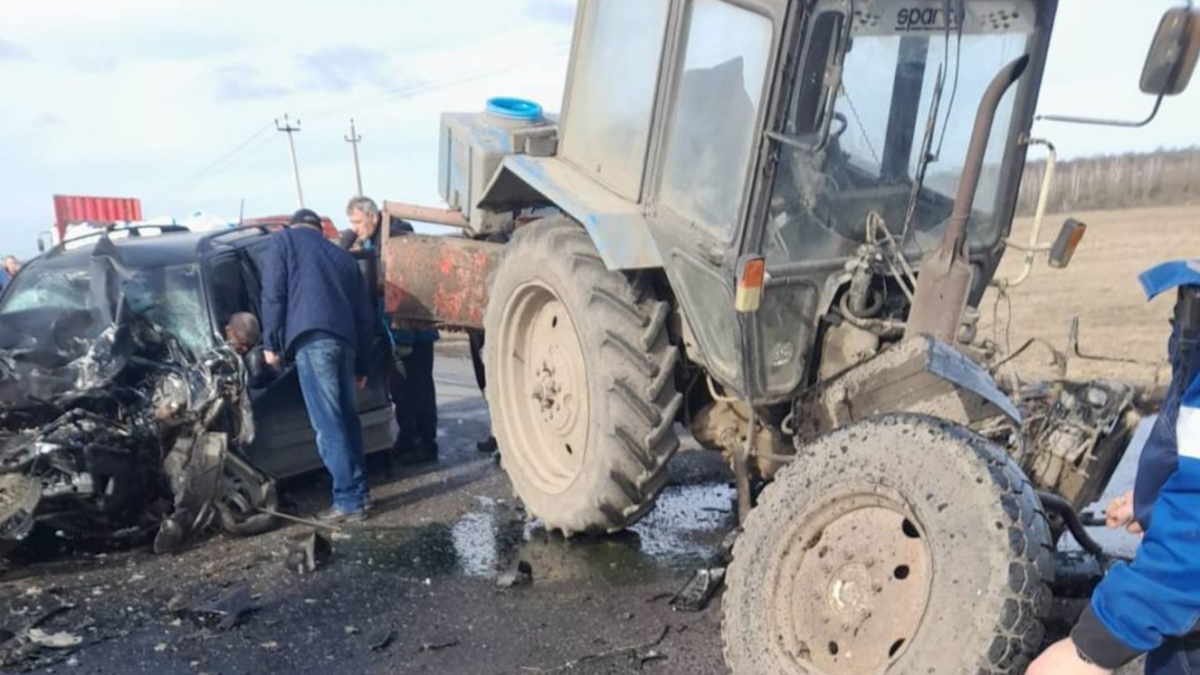 У Жирятино столкнулись легковой автомобиль и трактор