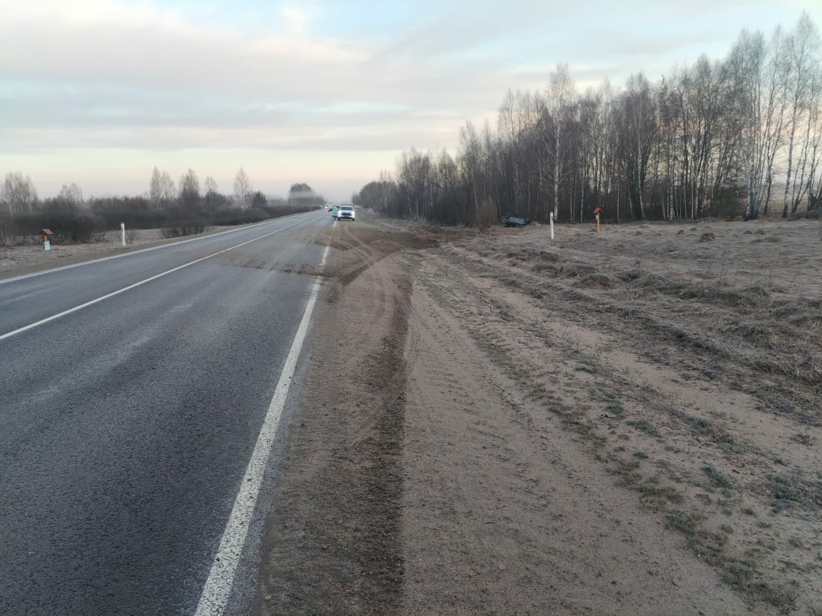 Госавтоинспекторы показали место, где автомобиль слетел с трассы в Новозыбковском районе