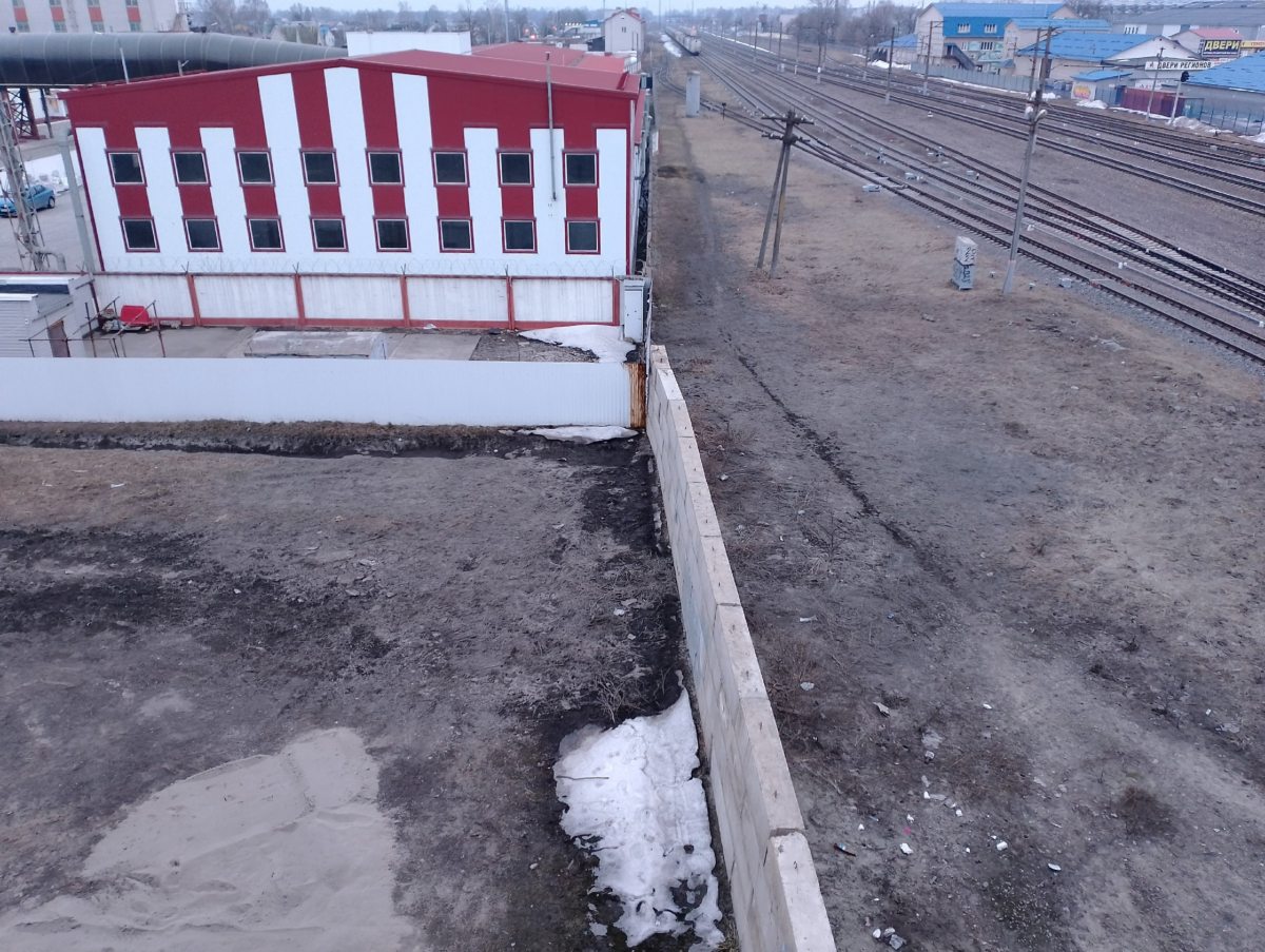 Забор из бетонных блоков под путепроводом в Брянске дал крен