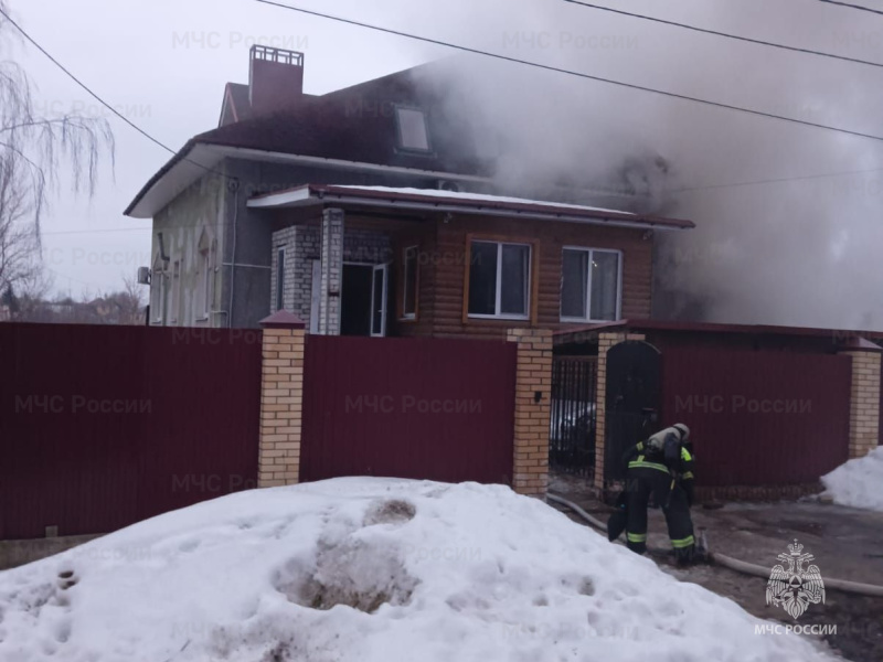 На Перовской в Брянске сгорел гараж и часть дома