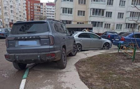 За парковку на тротуаре оштрафовали водителя в Брянске