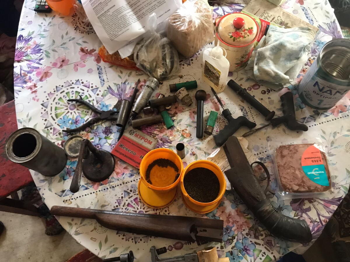 В Брянске в частном доме нашли тайник с оружием и боеприпасами