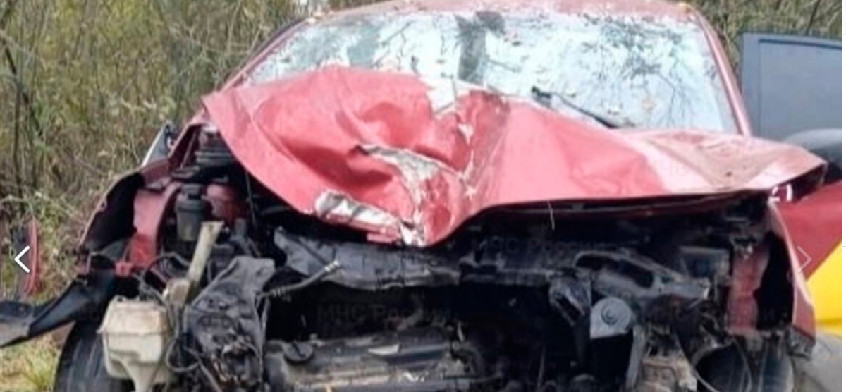 25-летний житель Брянска угнал авто, разбил его и сбежал с места аварии