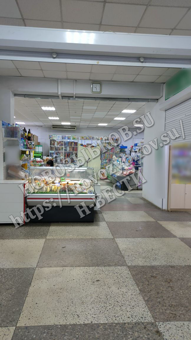 В магазине Новозыбкова вор нагло снял с полки товар и вышел