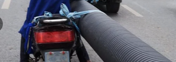 В Брянске малобюджетные воры перевозили похищенные металлические трубы на велосипеде