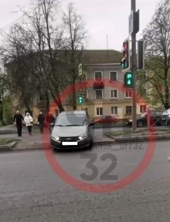 Водитель автомобиля «Лада Приора» в Брянске попал в объектив прохожих и был оштрафован по четырем статьям КоАП